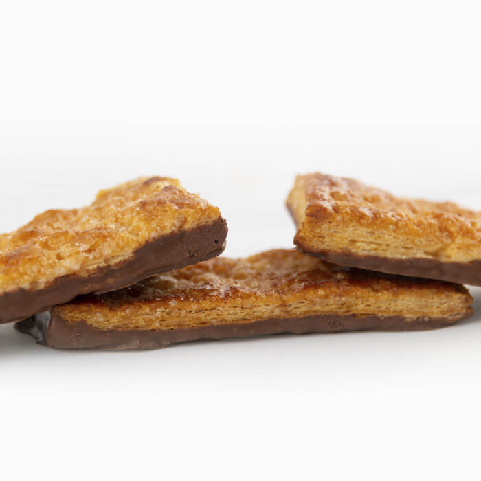Gabrichoc Hoja de hojaldre con azúcar y con la base bañada en cobertura negra