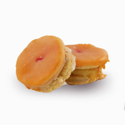 Loquitas Dos piezas de hojaldre unidas por crema pastelera cubierta con un foundant naranja y otro ligeramente blanco