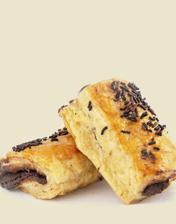 dos Cañas rellena de cacao en fondo amarillo