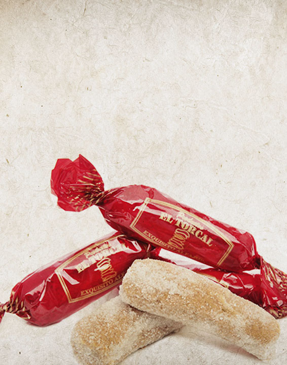 dos dulces Alfajor de Almendra típico de navidad