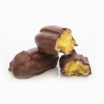 Petitsus Negros de Profiterol rellenos de crema pastelera y cubiertos de cobertura negra