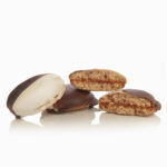 Torta Sol y Sombra de Doble bizcocho artesano con ligero toque de canela unido con crema pastelera artesana y cubierto mitad blanco y mitad negro