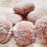 Coquitos de Doble bizcocho unido por crema pastelera mojado en almibal y emborrizado en coco