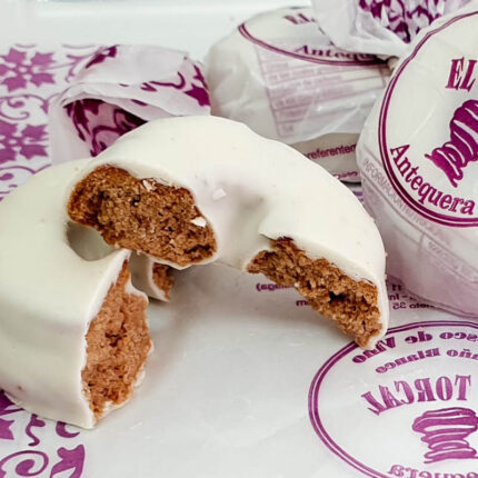 Rosco Vino Baño chocolate blanco Dulce típico navideño elaborado con harina, manteca de cerdo, azúcar y vino. Bañado en cobertura blanca