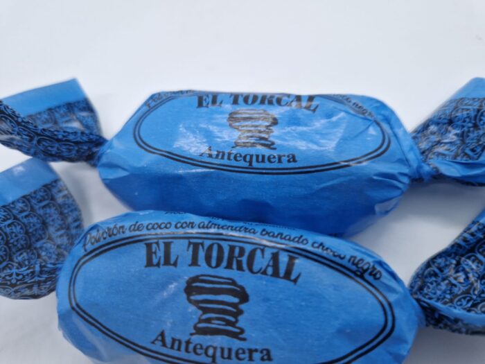 Polvorón de coco con almendras baño choco - Imagen 1