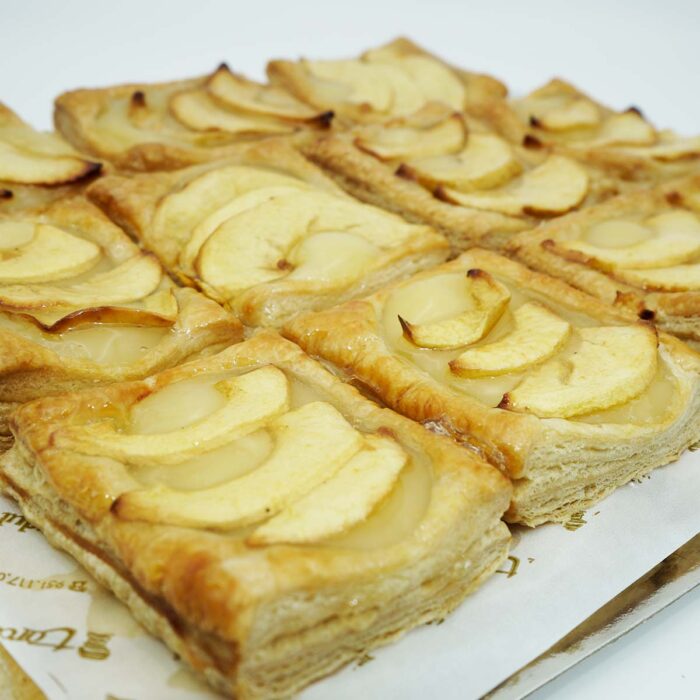 Tartas de manzana de Hojaldre con crema pastelera y gajos de manzana pintado con brillo